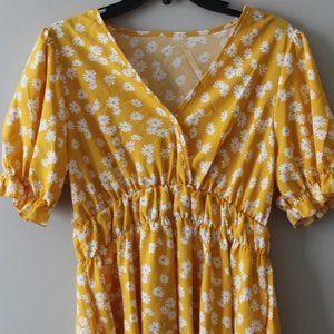 AMAZING Yellow daisy top, size L